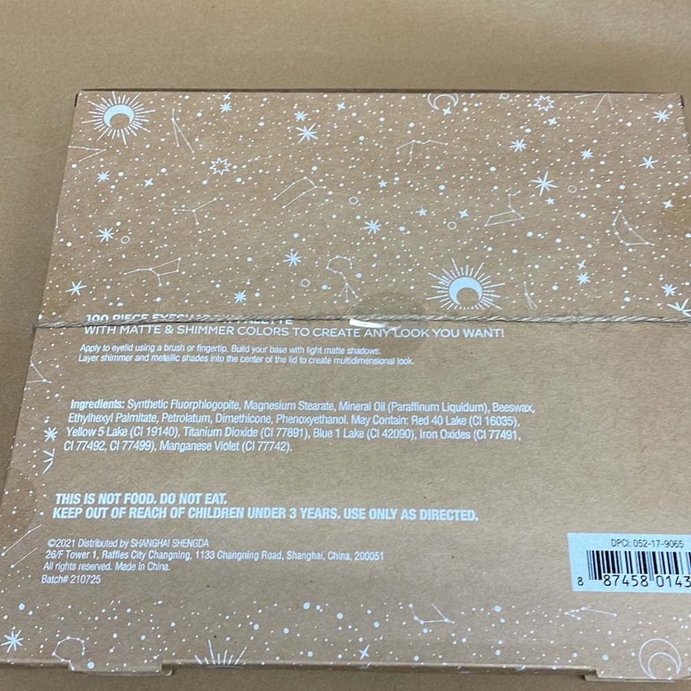 All eyes are on you 100 piece eyeshadow palette - Picture 2 of 8